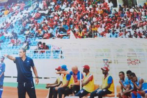 Hicham dirigiendo en el banquillo del Buildcon.