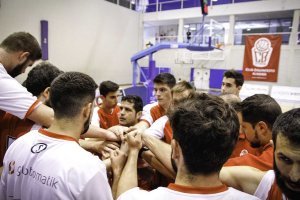 Raúl Fernández dando instrucciones a sus muchachos.