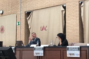 El investigador y exgeneral iraquí Munqith Dagher, durante su intervención junto a la directora del curso, Pilar Rodríguez.