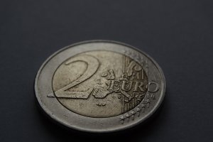 Una moneda de dos euros.