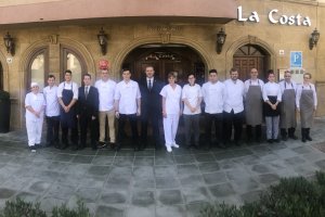 Equipo del restaurante La Costa, de El Ejido.