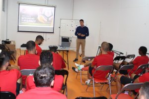 Los jugadores escuchando al monitor.