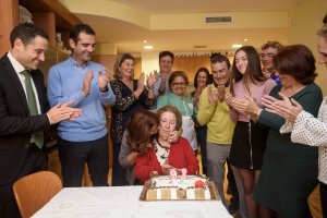 Presentación Hernández recibe el cariño de su familia el día de su cumpleaños.