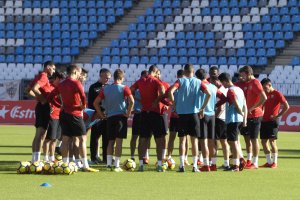 Lucas Alcaraz charlando con la plantilla.