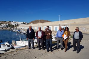 La parlamentaria Marta Bosquet junto a algunos pescadores jubilados de Carboneras.