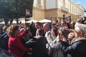 sophia loren saluda a la gente, que le hace fotos con su móvil