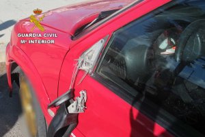 Imagen de uno de los coches dañados.