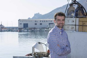 Antonio Maíllo fotografiado el pasado viernes en el puerto de Almería tras esta entrevista.