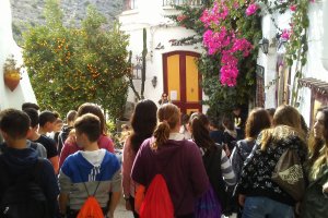 Los estudiantes recorren una de las calles tradicionales de Mojácar.
