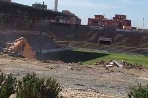 Demolición del Juan Rojas, que ya ha sido culminada junto a los trabajos de iluminación y electricidad del campo.