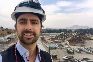 El arquitecto Rafael Zamora ante las obras del futuro estadio de béisbol que se construye en Ciudad de México.