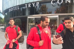 Los jugadores del Almería salen del hotel de concentración rumbo al Mini Estadi.