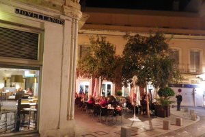 Los bares de tapas proliferan en la calle Jovellanos.