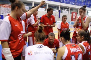 Mendi dando instrucciones a sus jugadoras.