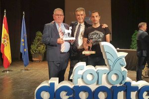 Ramón Sedeño con Ángel Acién y Jairo Ruiz.