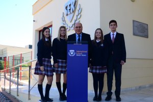 Javier Guzmán junto a uno de los grupos de debate del SEK Alborán.