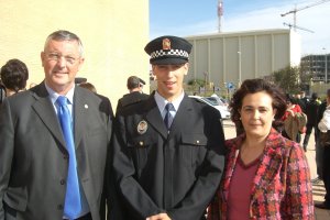 El agente fallecido en su graduación, acompañado de sus padres