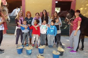 Algunos de los niños participantes en esta terapia con sus tutoras.