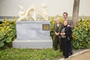 La escultura Los amantes ya está en Doña Pakyta.