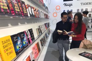 El director del sello y una de las editoras.