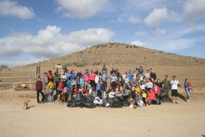 Participantes en la limpieza de la playa Los Genoveses de Níjar.