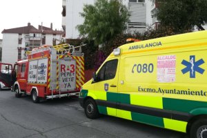 Los bomberos municipales ante el edificio donde se produjo el suceso.