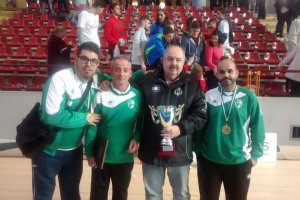 Juan Mateo con el cuerpo técnico.