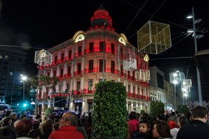 El Edificio de las Mariposas en Puerta de Purchena, durante el encendido de la Navidad de 2016.