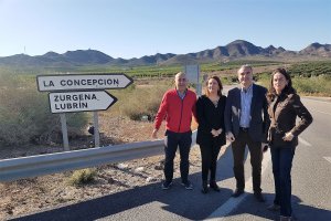 Dirigentes populares junto a un tramo de la autovía del Almanzora.