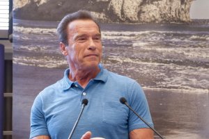 Arnold Schwarzenegger con su Tierra  de cine.