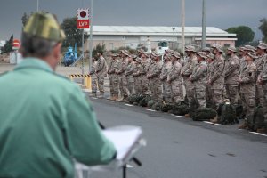 El general despide al último grupo este miércoles en el Aeropuerto de Almería