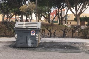 Contenedor colocado sobre los restos quemados.