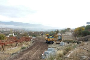 Maquinaria trabajando en la zona de las obras.