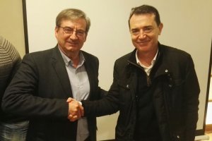 Fernando Martínez, izquierda, saluda a Pérez Navas tras las votaciones