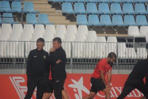 Lucas Alcaraz habla con Ángel Férez y Verza trabaja.