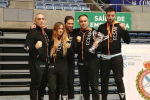 Los medallistas con sus preparadores.