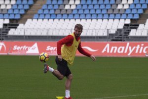Marco Motta controla el balón en el entrenamiento.