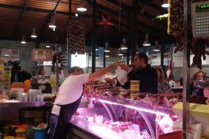 El alcalde, esta tarde en el Mercado Central.