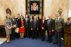 Foto de familia de algunos de los asistentes al acto.