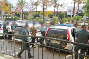 La Guardia Civil con los detenidos en esta operación.
