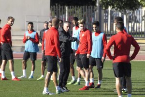 La plantilla atenta a las explicaciones de Alcaraz.