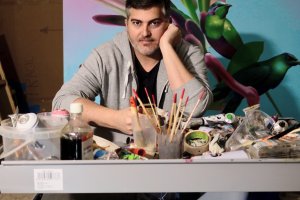 Manu Muñoz, fotografiado en su estudio de Cabo de Gata, rodeado de sus lienzos y pinceles.