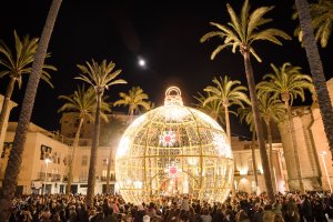 Bola de luz de doce metros de altura en la Plaza de la Catedral.