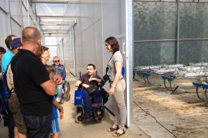 Visita a un invernadero organizada por la asociación de personas con discapacidad Verdiblanca.