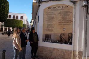 El alcalde Félix López y las ediles Isabel de Haro y Francisca García observan el mural.
