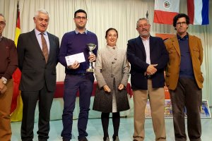 El gran Maestro José C. Ibarra tras recibir el premio con autoridades y organización.