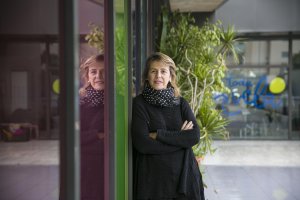 Isabel Guirao posa en el patio de la sede de A Toda Vela, en Cortijo Grande. Un edificio singular y lleno de color que transmite alegría y sensacione