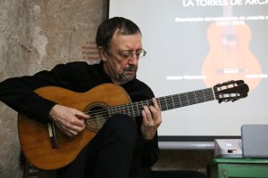 Un momento del recital de Marcos Villanueva con la guitarra de Arcas en los Aljibes Árabes de la capital.