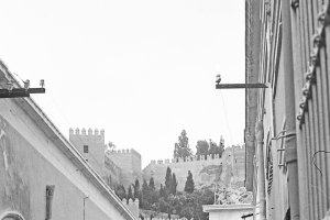 Calle de Demóstenes en su desembocadura hacia la calle de la Almedina, en los años sesenta. Antiguamente, este rincón de la ciudad se llamó calle de 