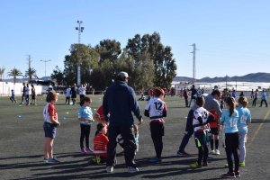 Los niños disfrutaro juntos de este deporte.